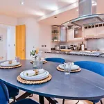 Canary Wharf Balcony & Waterfront 2-Bed, 2-Bath