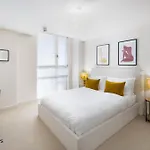 5 Mins Walk To Moorgate, Tranquil City Retreat