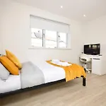 Morden Stratford Room 1 With Shared Bathroom