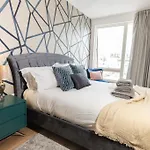 Stylish 3 Bed Apt Near Downtown & Free Parking