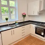 Large 5 Bedroom House Close To Station
