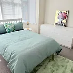 Large 5 Bedroom House Close To Station