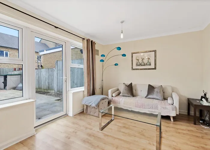 Super 2 Bedroom House Near Canary Wharf, O2 Arena & London Excel For 5 People