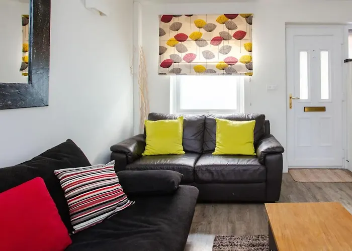 Charming 3 Bedroom Home With Garden In Peaceful Surrey Quays