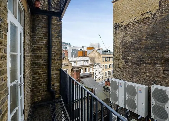 2 Bed Flat Outside Liverpool Street Station!