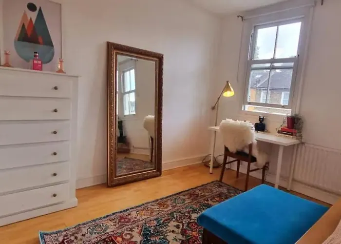 Stylish 3 Bedroom Townhouse In Brockley With Large Garden
