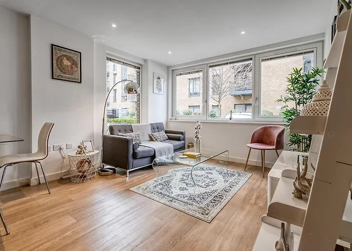 Modern Surrey Quays Flat