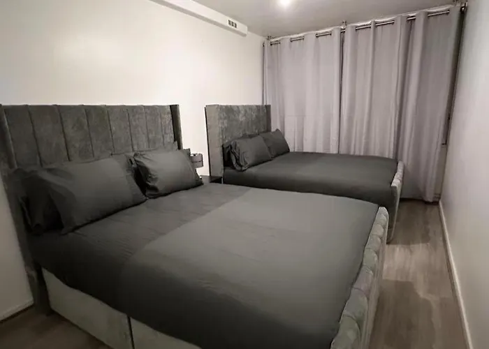 New! Xtra Large 4 Bedroom Up To 14 Guests
