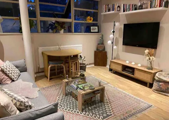 Art Deco One-Bed Entire Flat In Central London