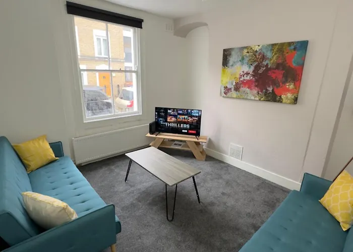 Newly Decorated 5-Bed Hackney Townhouse