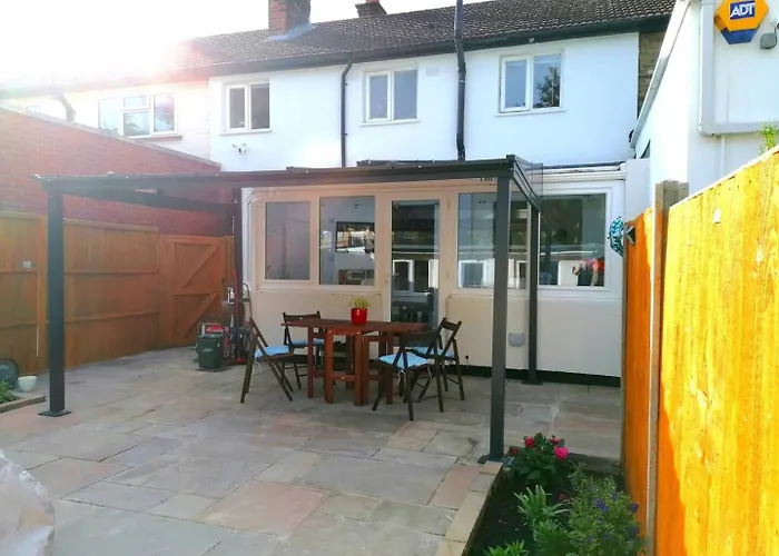 Family House In The Heart Of Hanwell With 5 Stars!