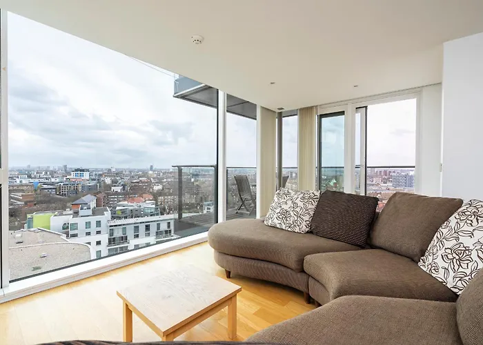 Borough Flat With City Views By Underthedoormat