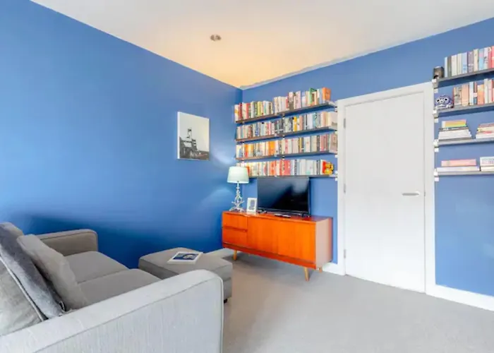 A Charming 2BD Retreat In East Dulwich