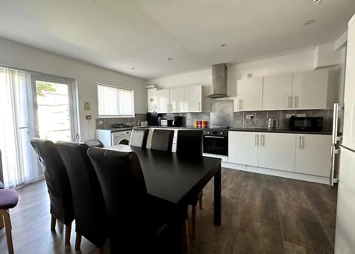 Spacious Holiday Home Near Tube Station - By Starlet Stays
