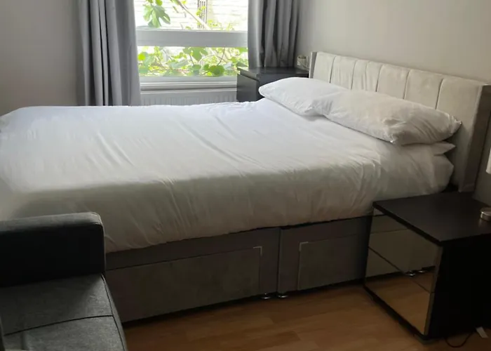 1 Bedroom Garden Flat Zone 2