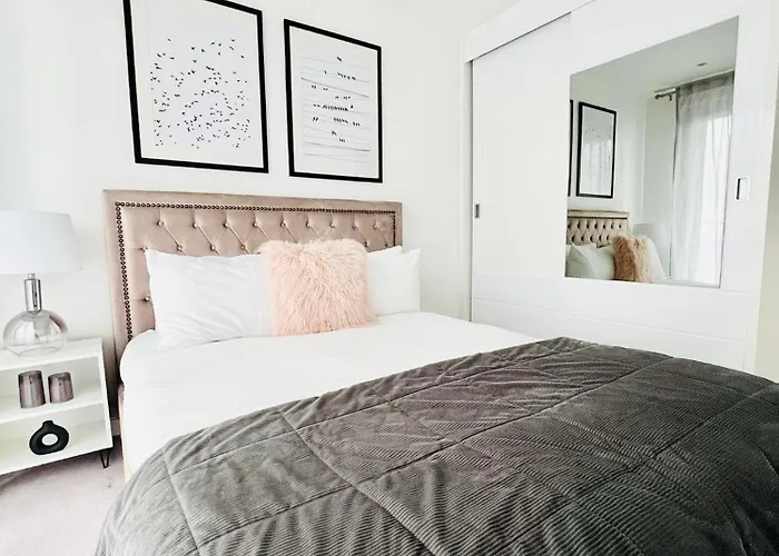 Modern Canary Wharf Apartment - Prime For Business & Family - Near Tube Access