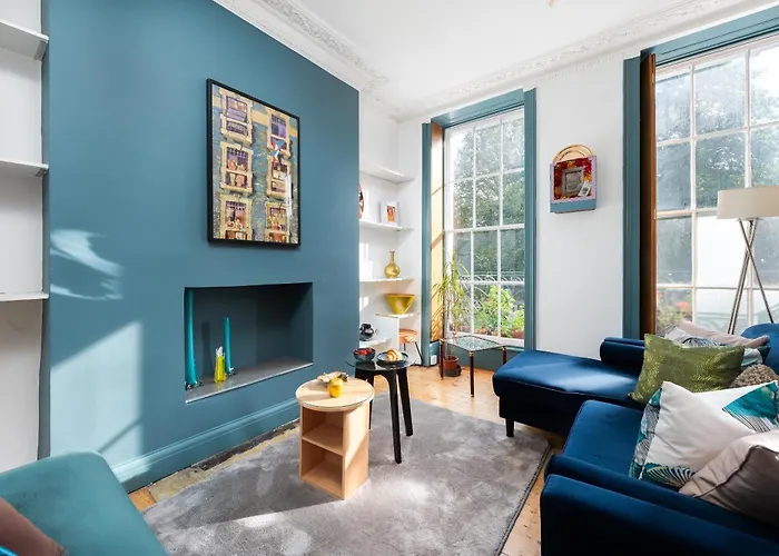 1 Bedroom Chic Flat By Hostarahomes, Sleeps Up To 4, Full Apartment, Central London Location