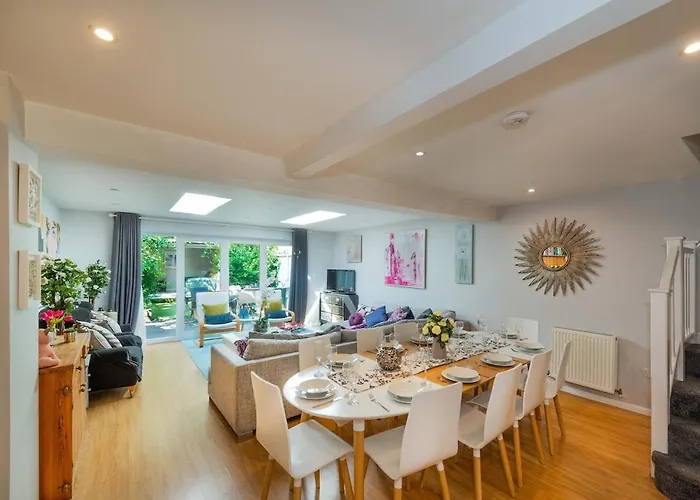 Great Large 4Bed House Near Tube Sleeps 7 -Perfect For London Stays