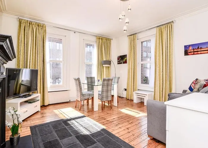 Gorgeous First Floor Apartment Near Station
