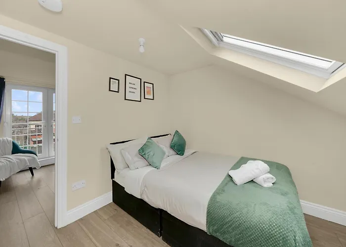 Cosy London Apartment On Elizabeth Line - Free Parking