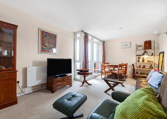 Elegant 1Br Flat With Balcony & City View, Walworth