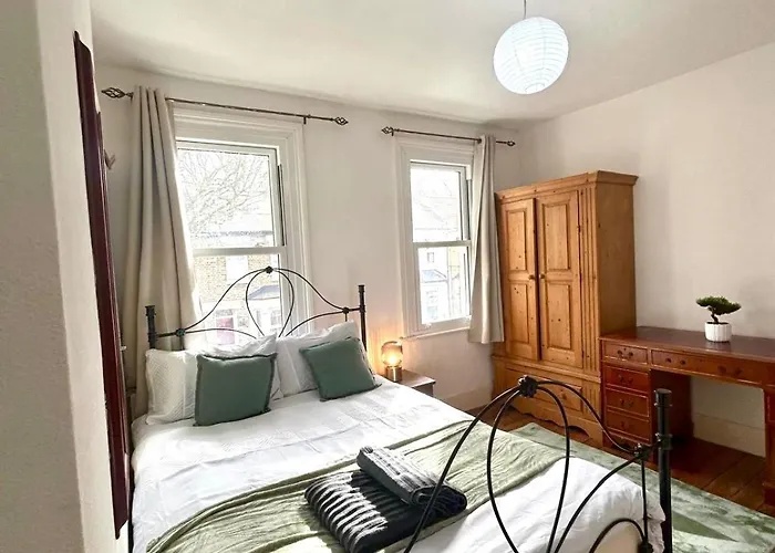 Stunning 2Bedroom House With Backyard In Stratford