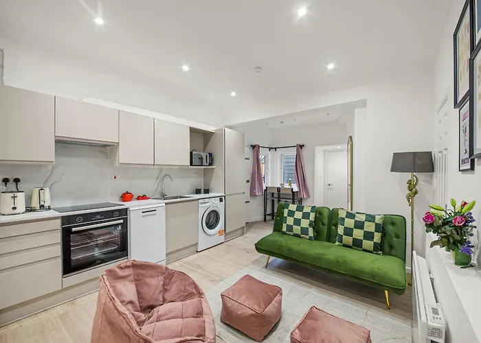 Convenient Apartment In Greenwich By 53 Degrees Property, Ideal For Long Stays, Central Location!