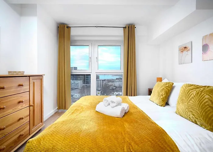 Stylish & Cozy 2-Bedroom Flat With Parking