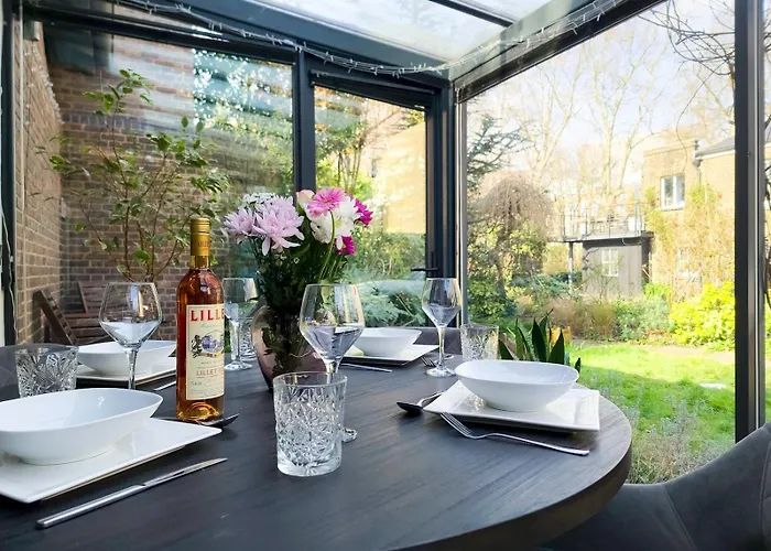 Spacious Home With Conservatory Dining Ptk