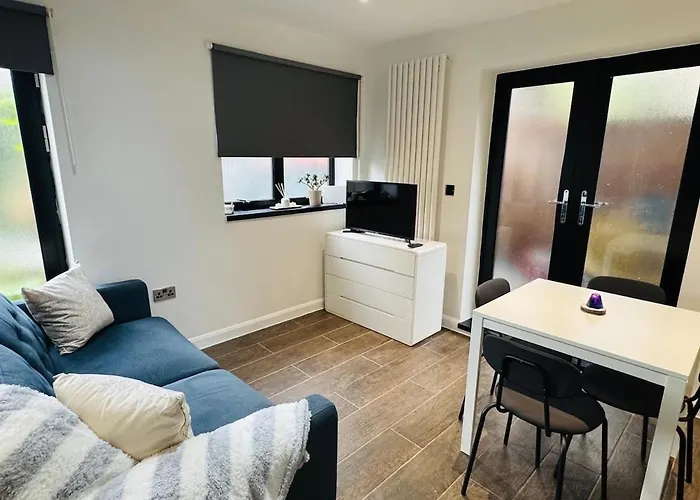 2 Bed Flat Near Tower Bridge