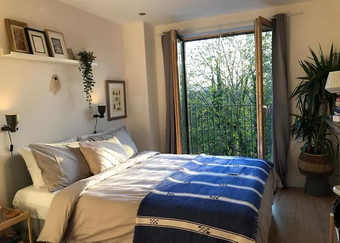 Beautiful Bright 3-Bed Home Next To Station