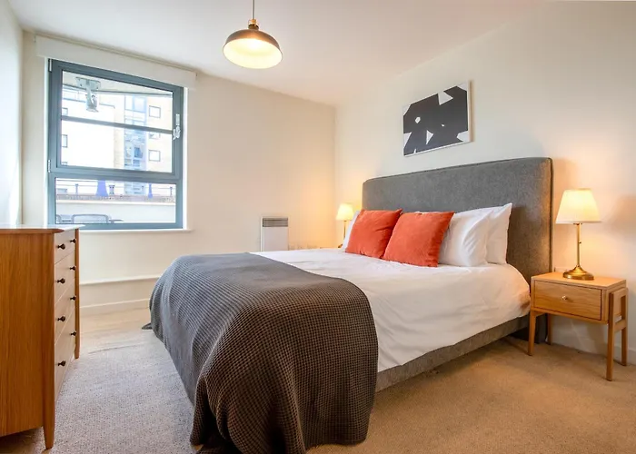 Londwell, City & Limehouse Balcony Apartment - City Views