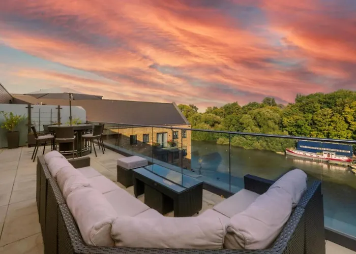 Serenity By The Water: 3 Bed 3 Bath West London - Parking