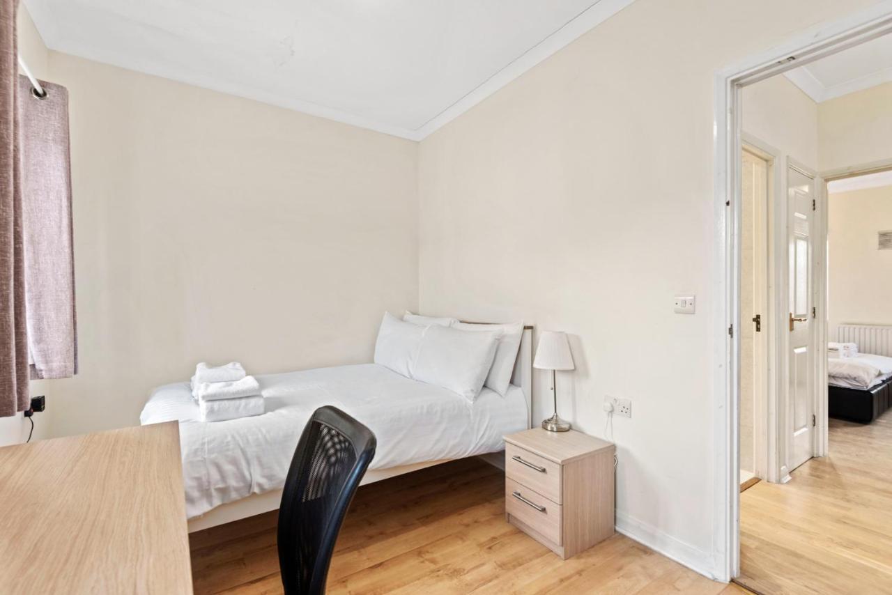 Super 2 Bedroom House Near Canary Wharf, O2 Arena & Excel For 5 People * Londen