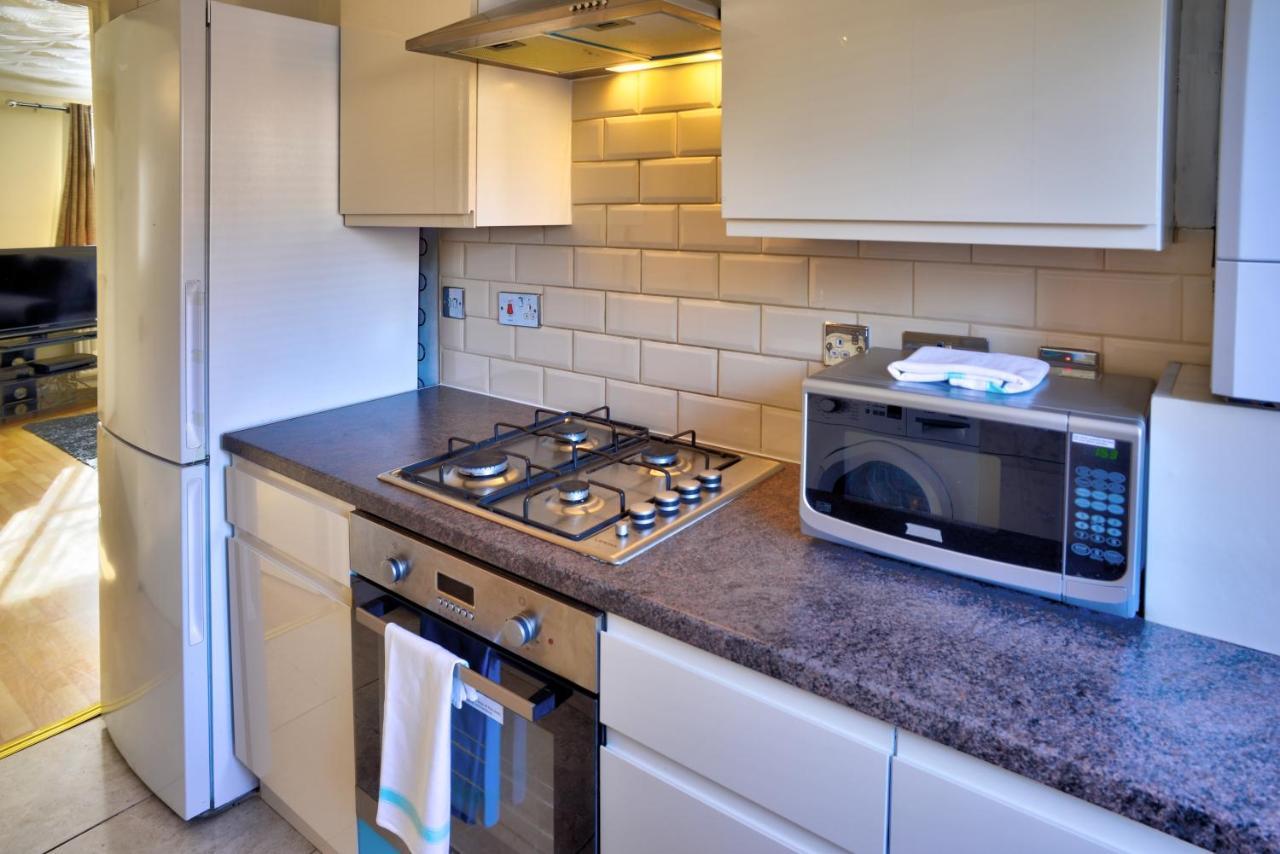 Vakantiehuis Modern & Spacious - Walk To Excel- Parking *