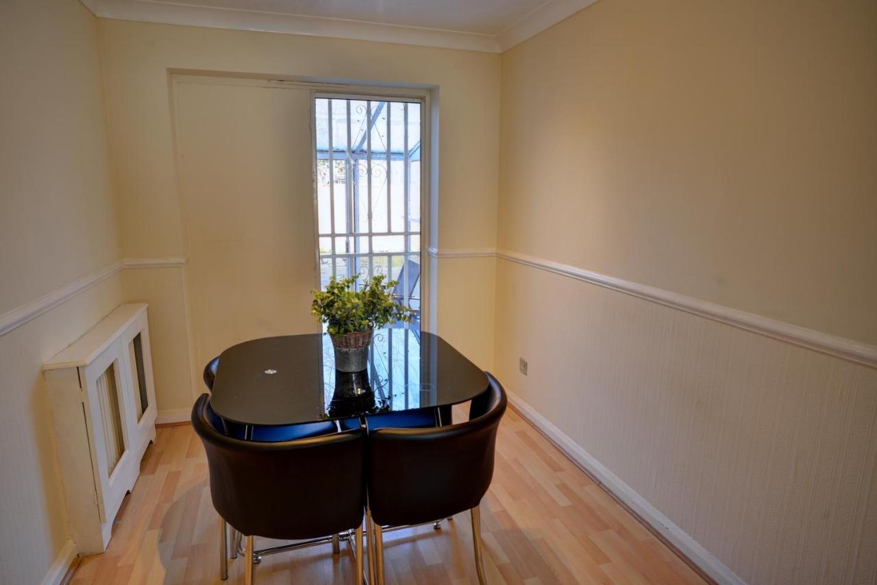 Vakantiehuis Modern & Spacious - Walk To Excel- Parking *