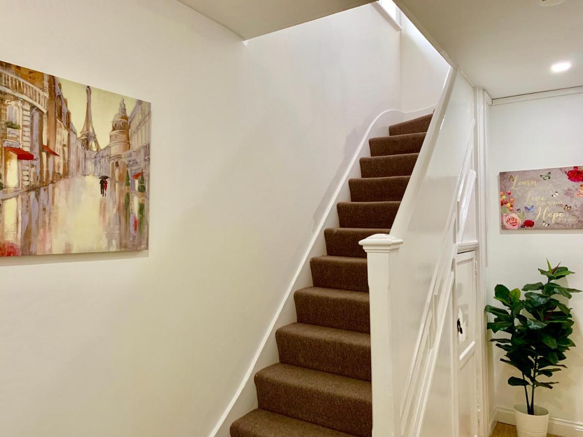 4 Bedrooms, 3 Baths, Full Kitchen&lounge, Garden, Free Parking Apartment *