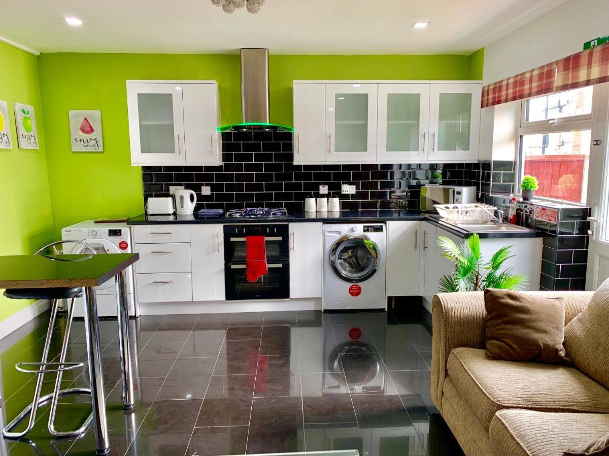 4 Bedrooms, 3 Baths, Full Kitchen&lounge, Garden, Free Parking London