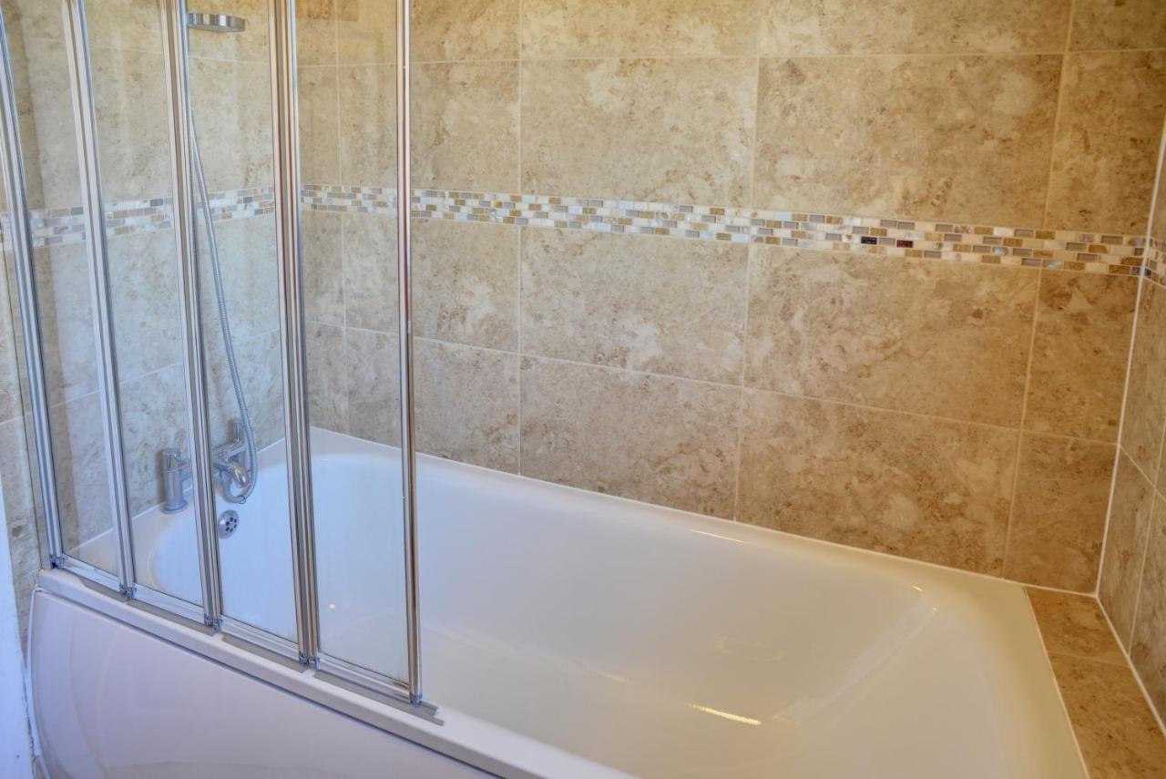 Vakantiehuis Modern & Spacious - Walk To Excel- Parking