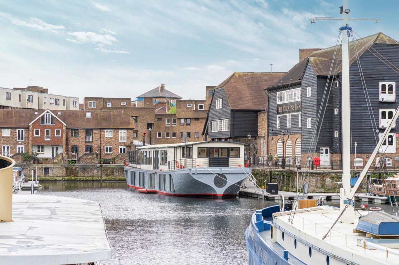 Charming Houseboat Featuring A Sauna * London