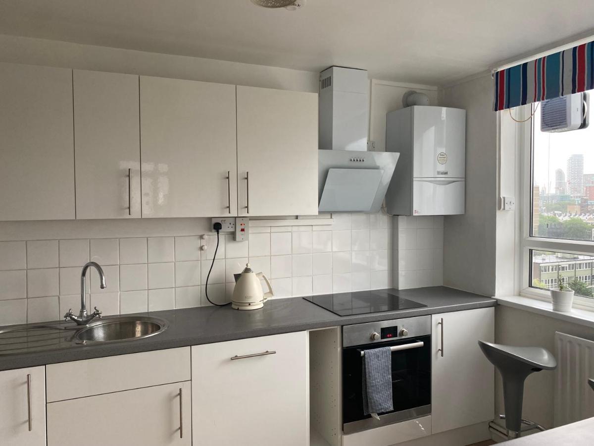 Privatunterkunft Bedroom With An Office Desk In A Shared 2 Bedroom Flat Near Canary Wharf