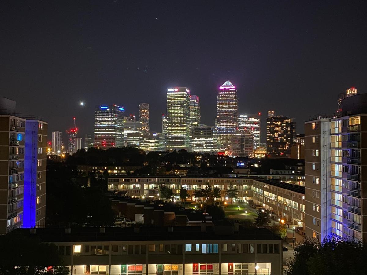 Privatunterkunft Bedroom With An Office Desk In A Shared 2 Bedroom Flat Near Canary Wharf *
