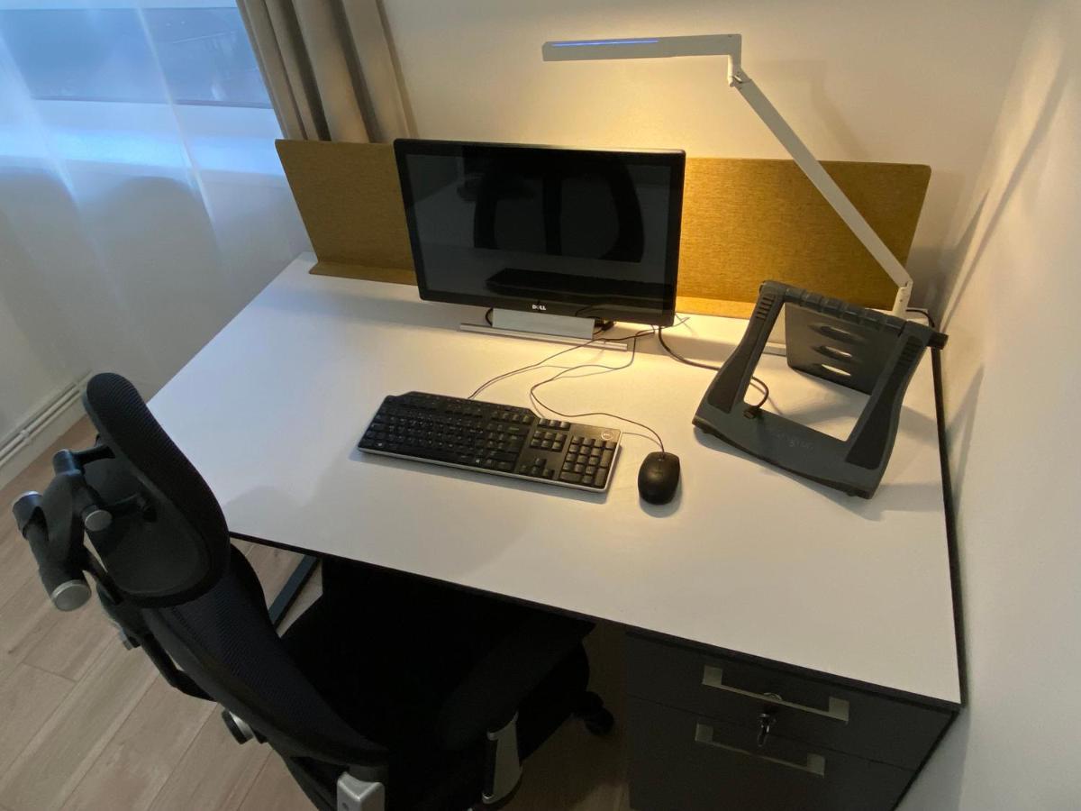 Privatunterkunft Bedroom With An Office Desk In A Shared 2 Bedroom Flat Near Canary Wharf *