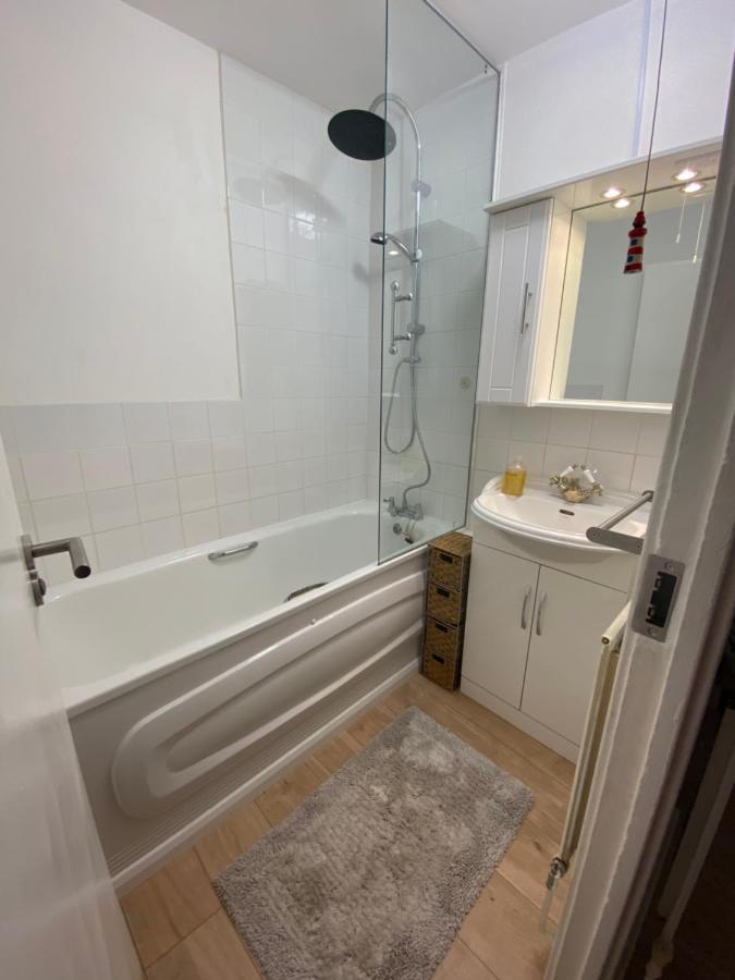 Bedroom With An Office Desk In A Shared 2 Bedroom Flat Near Canary Wharf Privatunterkunft London