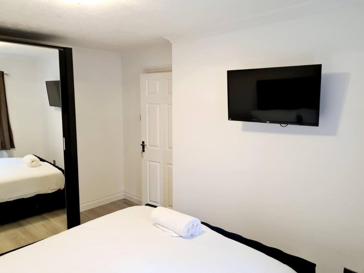 Modern & Spacious - Walk To Excel- Parking Vakantiehuis Londen