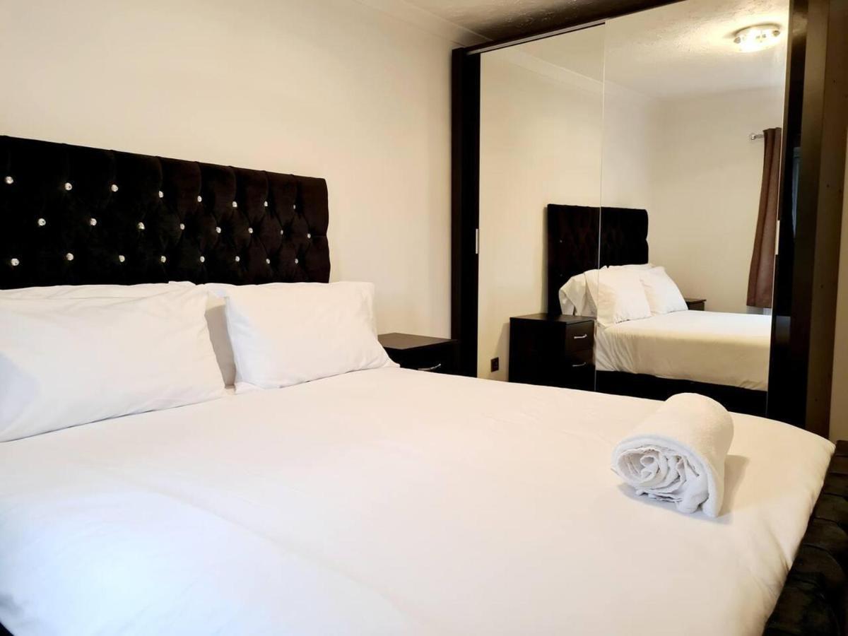 Modern & Spacious - Walk To Excel- Parking Londen