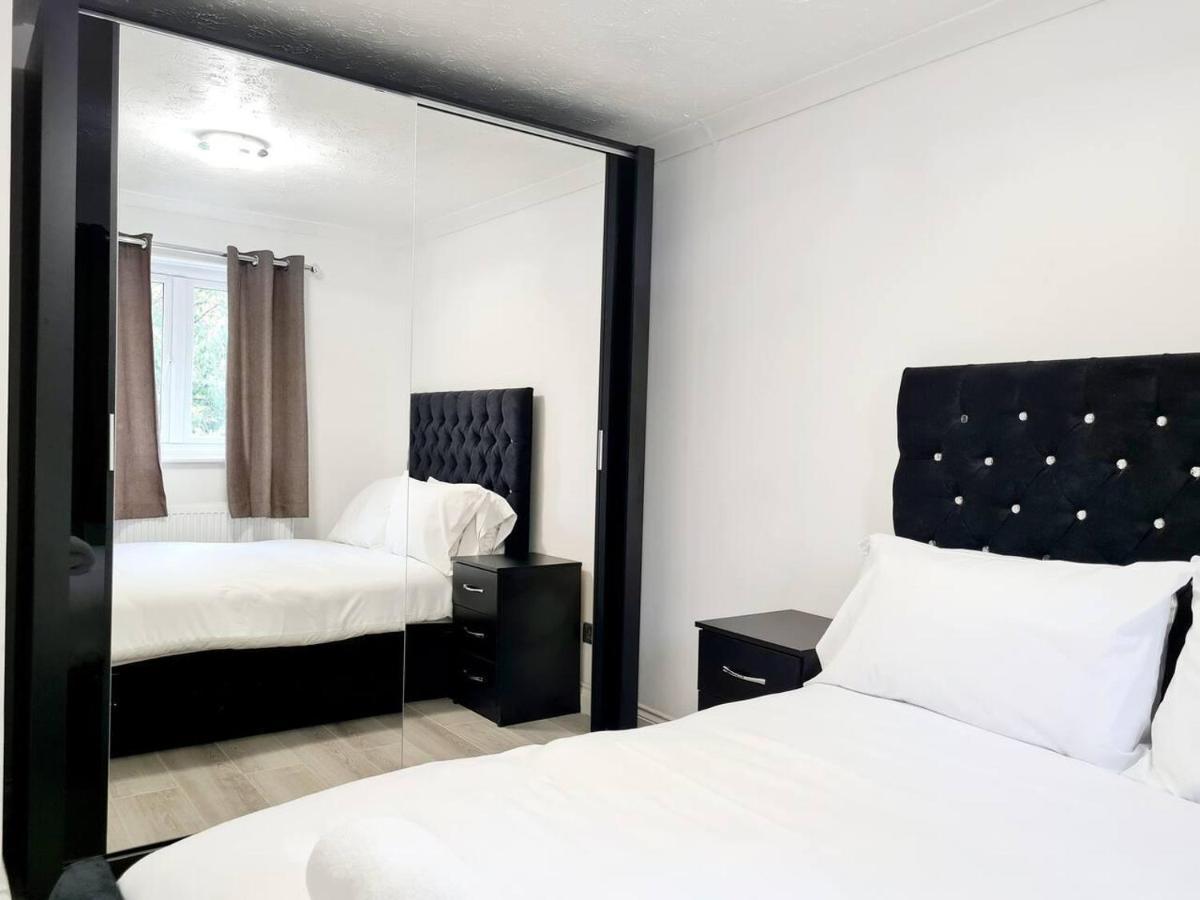 Vakantiehuis Modern & Spacious - Walk To Excel- Parking *