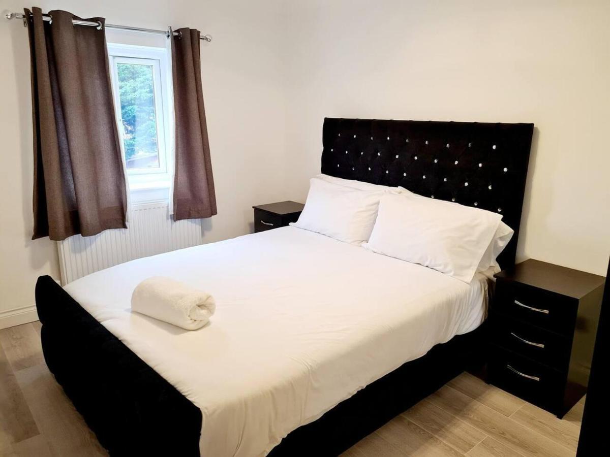 Modern & Spacious - Walk To Excel- Parking Vakantiehuis *