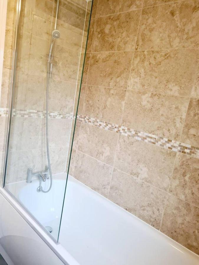 Vakantiehuis Modern & Spacious - Walk To Excel- Parking Londen