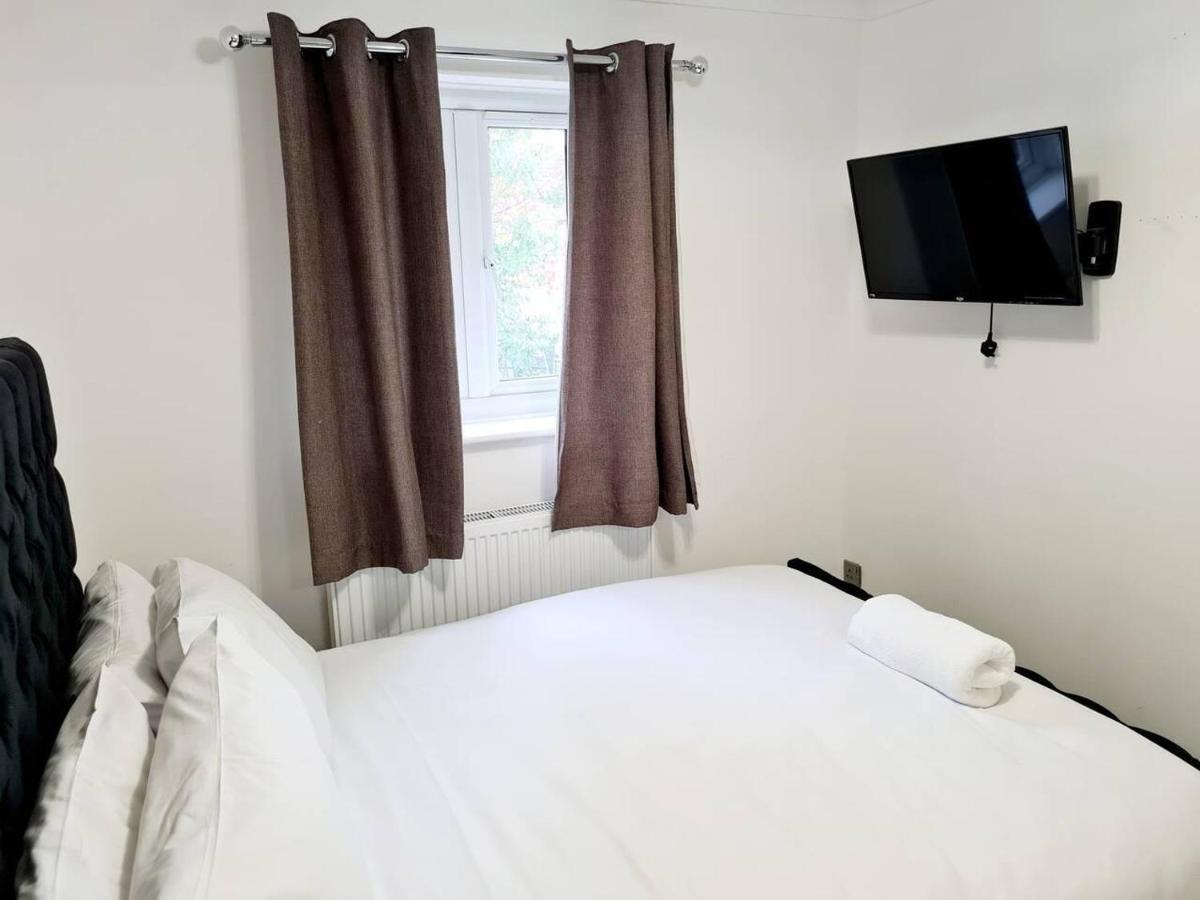 Modern & Spacious - Walk To Excel- Parking Vakantiehuis Londen
